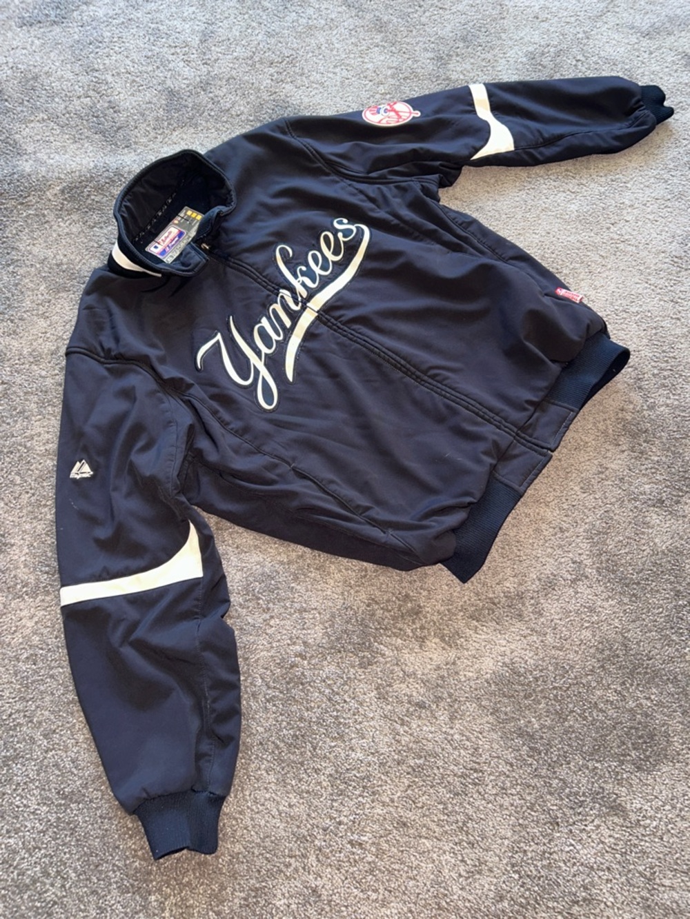Men’s Majestic Vintage XL NY Yankees Script Bomber Jacket with full zipper.
